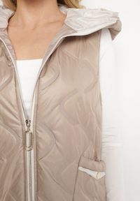 Born2be - Ciemnobeżowa Kamizelka Pikowana z Kapturem i Wsuwanymi Kieszeniami Ravloti. Okazja: na co dzień, do pracy, na spotkanie biznesowe. Typ kołnierza: kaptur. Kolor: beżowy. Styl: biznesowy, casual #7