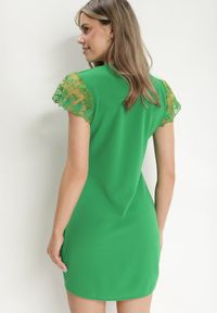 Born2be - Zielona Dopasowana Sukienka z Koronkowym Rękawkiem Cidariana. Okazja: na imprezę. Kolor: zielony. Materiał: koronka. Długość rękawa: krótki rękaw. Styl: klasyczny, elegancki #7