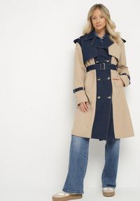 Born2be - Niebieski Płaszcz Trencz z Bawełną Ozdobiony Jeansowymi Wstawkami Tirsedi. Okazja: na co dzień, na spotkanie biznesowe. Kolor: niebieski. Materiał: bawełna, jeans. Wzór: aplikacja. Styl: biznesowy, casual, elegancki #1
