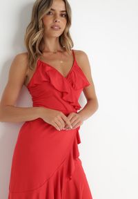 Born2be - Czerwona Kopertowa Sukienka na Ramiączkach Zdobiona Falbanami Adathe. Kolor: czerwony. Długość rękawa: na ramiączkach. Wzór: aplikacja. Typ sukienki: kopertowe. Styl: elegancki. Długość: midi #3