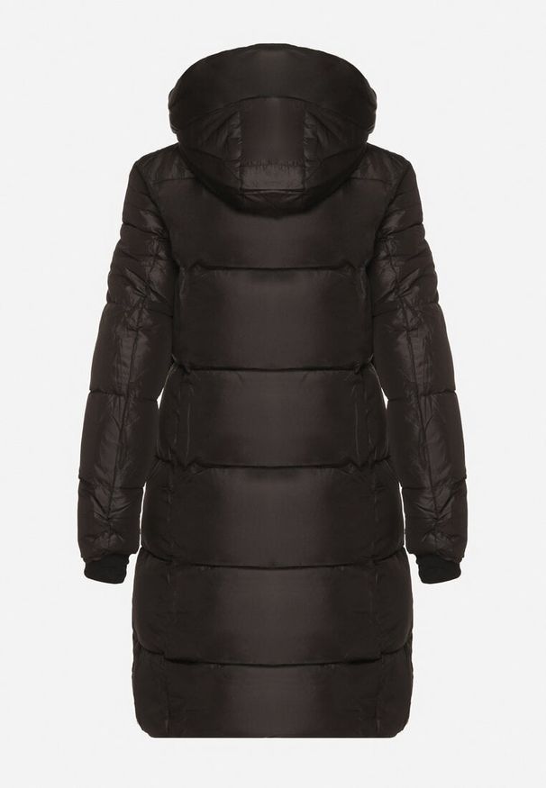 Born2be - Czarna Długa Kurtka Pikowana z Kapturem i Ozdobną Taśmą przy Suwaku Galorrea. Okazja: na co dzień. Typ kołnierza: kaptur. Kolor: czarny. Materiał: poliester, jeans, dzianina. Długość: długie. Styl: casual, elegancki