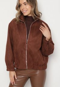 Born2be - Brązowa Kurtka Bomberka ze Ściągaczami i Suwakiem w Stylu Retro Zenissa. Okazja: na spacer, na co dzień. Kolor: brązowy. Materiał: dzianina, jeans. Długość rękawa: długi rękaw. Długość: długie. Styl: retro #1