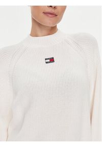 Tommy Jeans Sweter Badge DW0DW16536 Biały Relaxed Fit. Kolor: biały. Materiał: bawełna #5