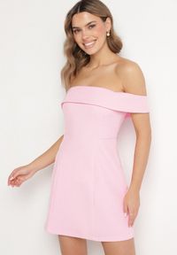 Born2be - Jasnoróżowa Taliowana Sukienka z Dekoltem Bandeau z Zakładką Zelzemis. Kolor: różowy. Styl: elegancki, klasyczny #1