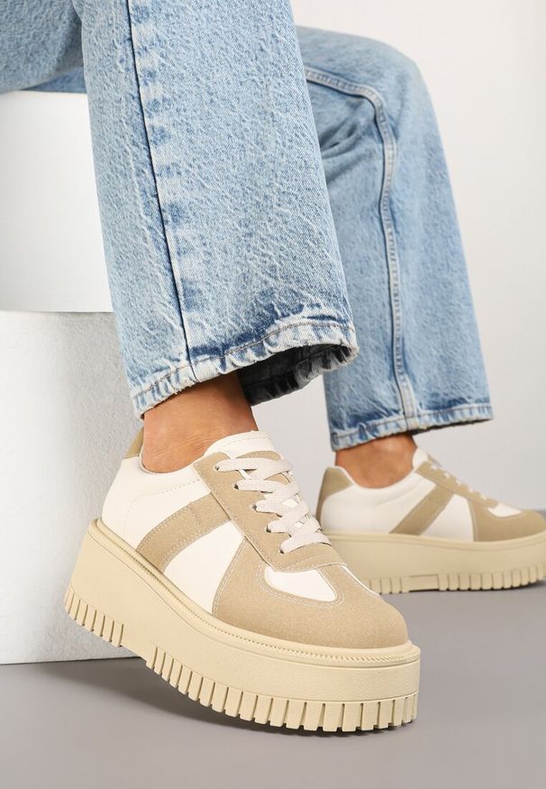 Renee - Ciemnobeżowe Sneakersy na Platformie Ozdobione Paskiem Vivesse. Okazja: na co dzień. Zapięcie: pasek. Kolor: beżowy. Materiał: jeans. Wzór: aplikacja. Obcas: na platformie