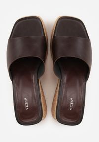 Renee - Ciemnobrązowe Klapki z Kwadratowym Noskiem VICES na Koturnie z Fakturą Korka Kahliliana. Kolor: brązowy. Wzór: haft. Sezon: lato. Obcas: na koturnie. Styl: boho, wakacyjny, elegancki #9