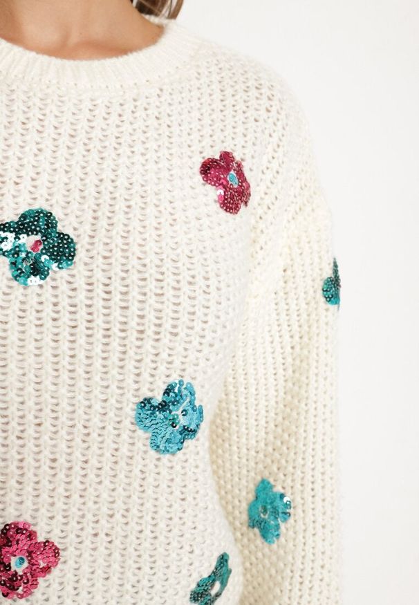 Born2be - Jasnobeżowy Sweter z Tłoczonej Dzianiny z Wiskozą Zdobiony Cekinowymi Kwiatami Edamara. Okazja: na co dzień. Kolor: beżowy. Materiał: dzianina, wiskoza. Długość rękawa: długi rękaw. Długość: długie. Wzór: aplikacja, kwiaty. Styl: wizytowy, klasyczny, casual