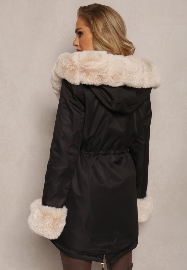 Renee - Czarno-Beżowa Kurtka Parka z Paskiem w Talii i Kapturem z Futerkiem Hizontia. Okazja: na spacer. Typ kołnierza: golf. Kolor: czarny. Materiał: futro