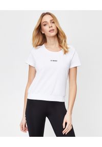 LA MANIA - Krótki biały t-shirt Zion. Kolor: biały. Długość: krótkie. Wzór: aplikacja #1