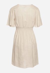 Born2be - Jasnobeżowa Sukienka z Dekoltem w Serek i Cienkimi Gumkami w Pasie Lovarina. Okazja: na co dzień, do pracy. Typ kołnierza: dekolt w serek. Kolor: beżowy. Długość rękawa: krótki rękaw. Typ sukienki: proste. Styl: casual #5