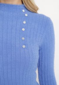Born2be - Niebieski Wełniany Sweter z Dłuższym Włosiem i Ozdobnymi Guzikami Avelio. Kolor: niebieski. Materiał: wełna. Długość: długie #4