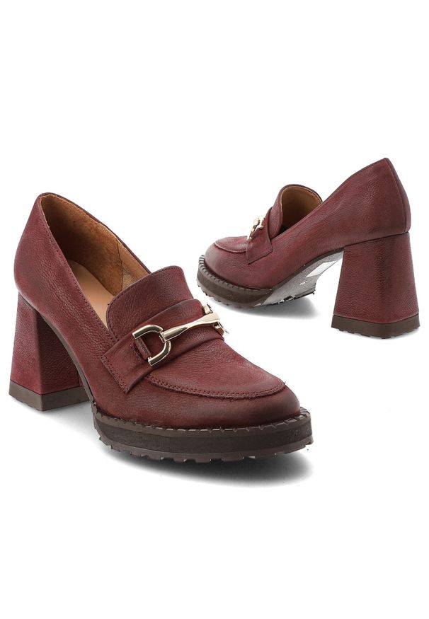 Półbuty damskie Armodo, cholewka ze skóry naturalnej o gładkim wykończeniu z metalową ozdobą na podbiciu i zaokrąglonym noskiem, bordowe, 1511. Okazja: na spotkanie biznesowe, do pracy. Zapięcie: klamry. Kolor: czerwony. Szerokość cholewki: normalna. Wzór: gładki, aplikacja. Materiał: skóra. Obcas: na obcasie. Styl: biznesowy, elegancki. Wysokość obcasa: średni