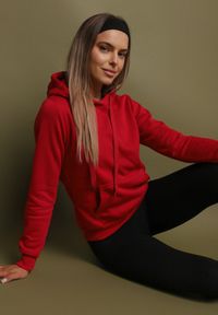 Born2be - Czerwona Bluza z Kapturem Kasseia. Typ kołnierza: kaptur. Kolor: czerwony. Materiał: polar, dzianina. Styl: klasyczny