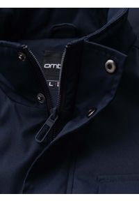 Ombre Clothing - Lekka męska kurtka z wysokim kołnierzem i kieszeniami – granatowa V2. Okazja: na co dzień. Typ kołnierza: kołnierzyk stójkowy. Kolor: niebieski. Materiał: syntetyk, materiał. Wzór: aplikacja. Styl: klasyczny, casual #7