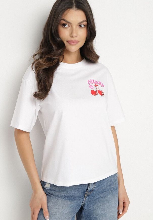 Born2be - Biały T-shirt z Bawełną Cyrkoniami i Motywem Wiśni Linmira. Okazja: na co dzień. Kolor: biały. Materiał: bawełna. Styl: elegancki, casual