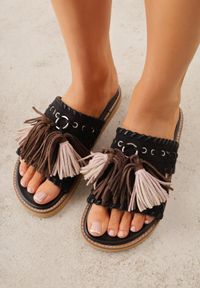 Renee - Czarne Klapki VICES na Płaskiej Podeszwie w Stylu Boho z Frędzlami Averathla. Okazja: na co dzień. Kolor: czarny. Materiał: denim, len. Wzór: aplikacja. Sezon: lato. Obcas: na płaskiej podeszwie. Styl: boho #1