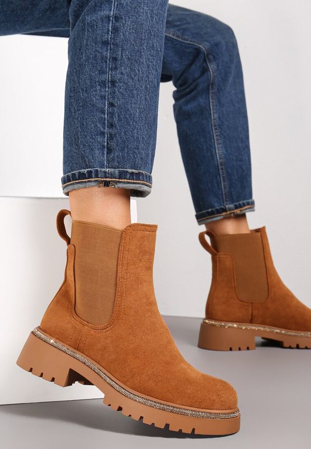 Renee - Brązowe Botki Sztyblety z Lamówką z Cyrkonii Mefile. Nosek buta: okrągły. Kolor: brązowy. Materiał: jeans. Sezon: zima, jesień. Obcas: na obcasie. Styl: klasyczny, elegancki. Wysokość obcasa: niski, średni