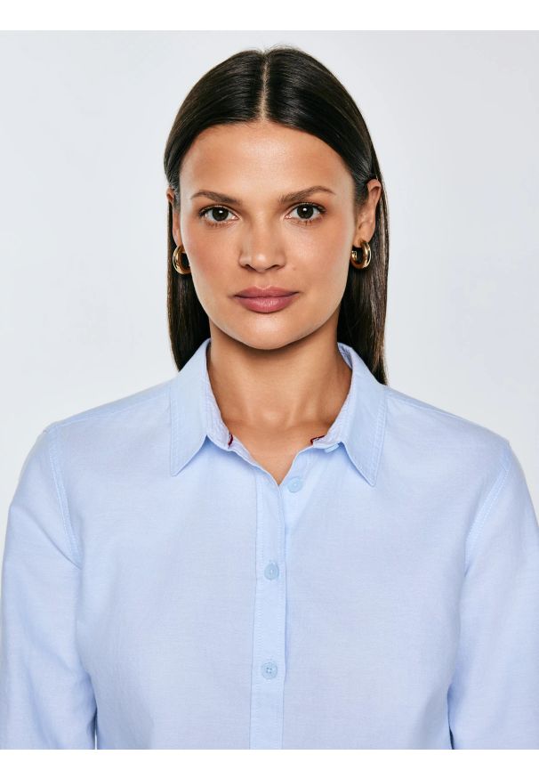 Big-Star - Koszula damska klasyczna błękitna Hansai 400. Okazja: na spotkanie biznesowe, do pracy. Typ kołnierza: kołnierzyk klasyczny. Kolor: niebieski. Długość rękawa: długi rękaw. Długość: długie. Styl: klasyczny