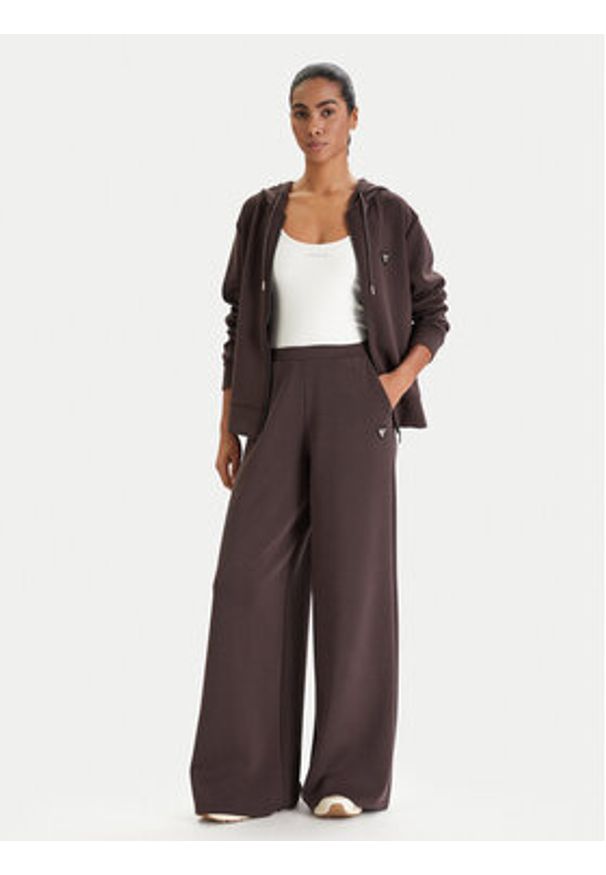 Guess Bluza V4YQ06 KCAY2 Brązowy Regular Fit. Kolor: brązowy. Materiał: syntetyk