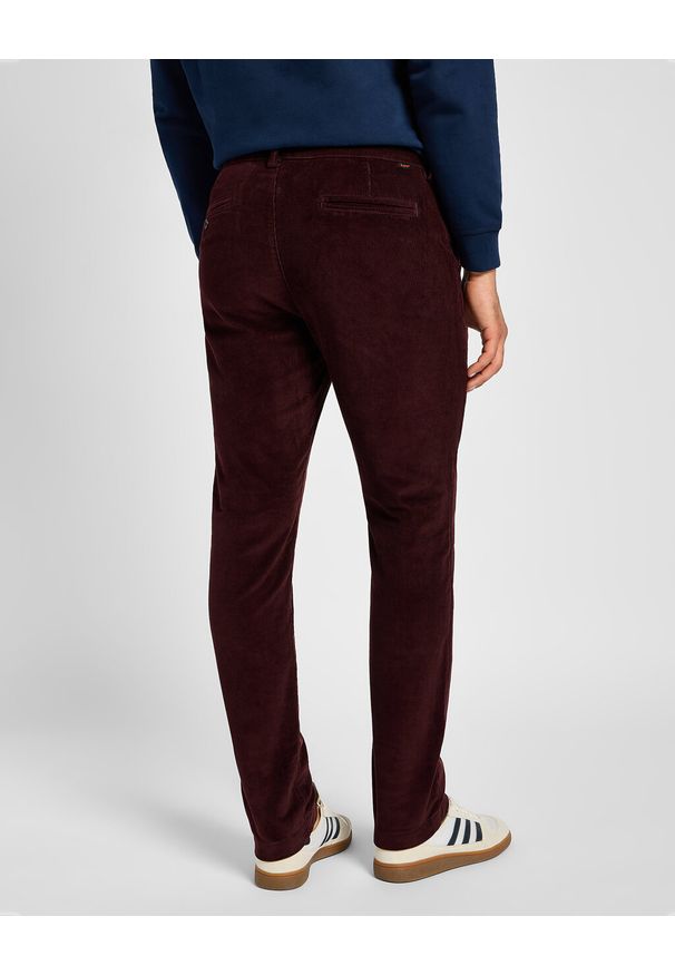 Lee - LEE MĘSKIE SPODNIE SZTRUKSOWE SLIM CHINO VELVET BEET 112355773 L71L014782