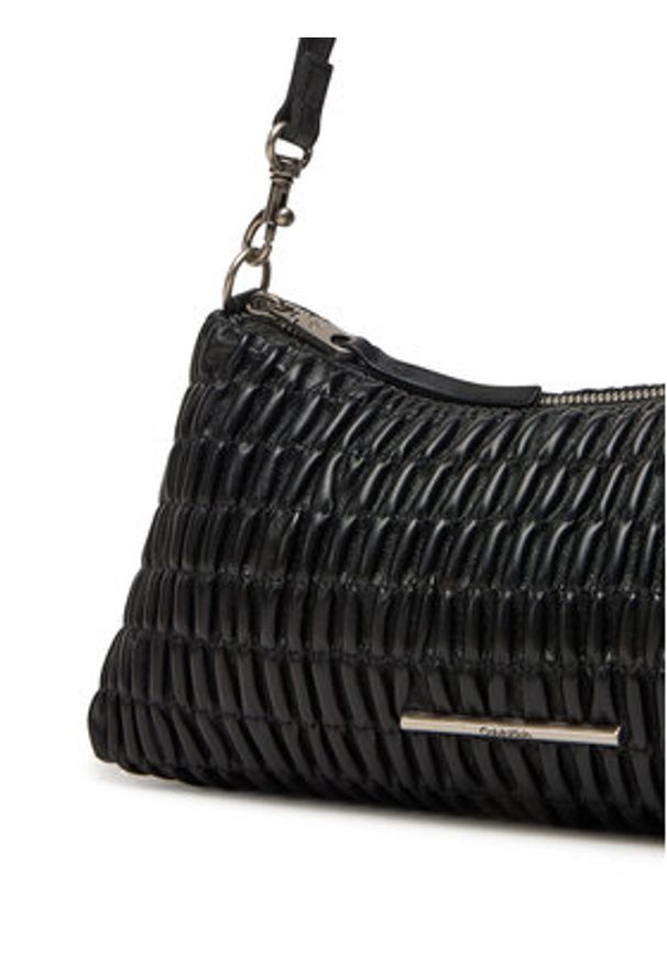 Calvin Klein Jeans Torebka Ruched Layla Shoulder Bag LV04K3088G Czarny. Kolor: czarny. Materiał: skórzane