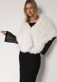 Born2be - Białe Ponczo Etola z Futerka w Stylu Szala Cahreva. Okazja: na wesele, na ślub cywilny, na imprezę. Kolor: biały. Materiał: futro. Styl: klasyczny, elegancki #1