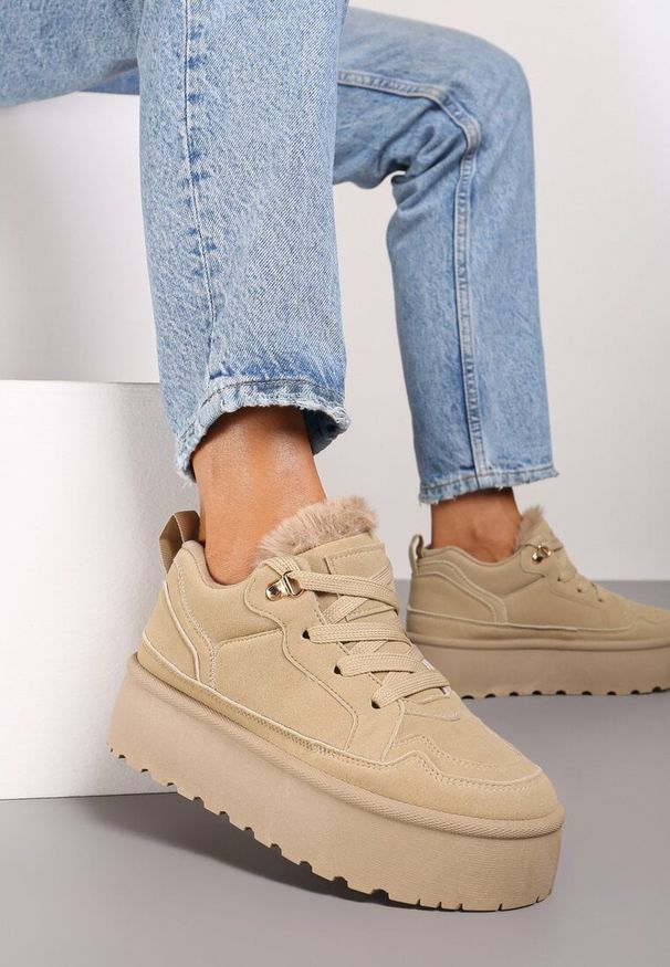 Renee - Ciemnobeżowe Sneakersy Stylizowane na Śniegowce Ozdobione Futerkiem Maviena. Okazja: na co dzień. Nosek buta: okrągły. Zapięcie: sznurówki. Kolor: beżowy. Wzór: aplikacja. Materiał: futro. Sezon: zima. Obcas: na platformie, na obcasie. Wysokość obcasa: niski