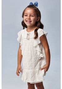 Mayoral - Sukienka dziecięca. Kolor: kremowy. Materiał: tkanina, bawełna, poliester, materiał. Wzór: gładki, haft. Typ sukienki: rozkloszowane. Długość: mini #1