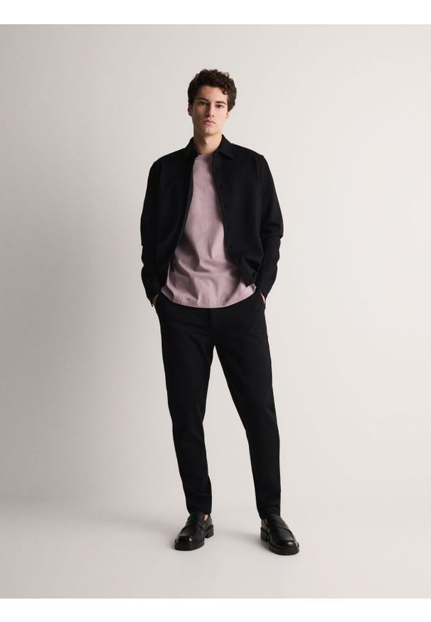 Reserved - Spodnie chino slim - czarny. Kolor: czarny. Materiał: dzianina, wiskoza