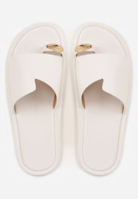 Born2be - Białe Klapki Typu Japonki z Metaliczną Ozdobą Samrina. Okazja: na co dzień. Kolor: biały. Materiał: jeans, koronka. Wzór: aplikacja. Sezon: lato. Styl: casual #9
