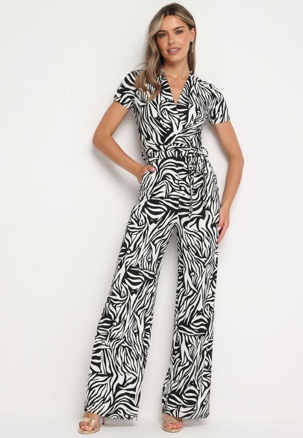 Born2be - Czarno-Biały Kombinezon o Kopertowym Kroju z Szerokimi Nogawkami Saramla. Kolor: czarny. Materiał: skóra. Styl: sportowy, klasyczny, elegancki