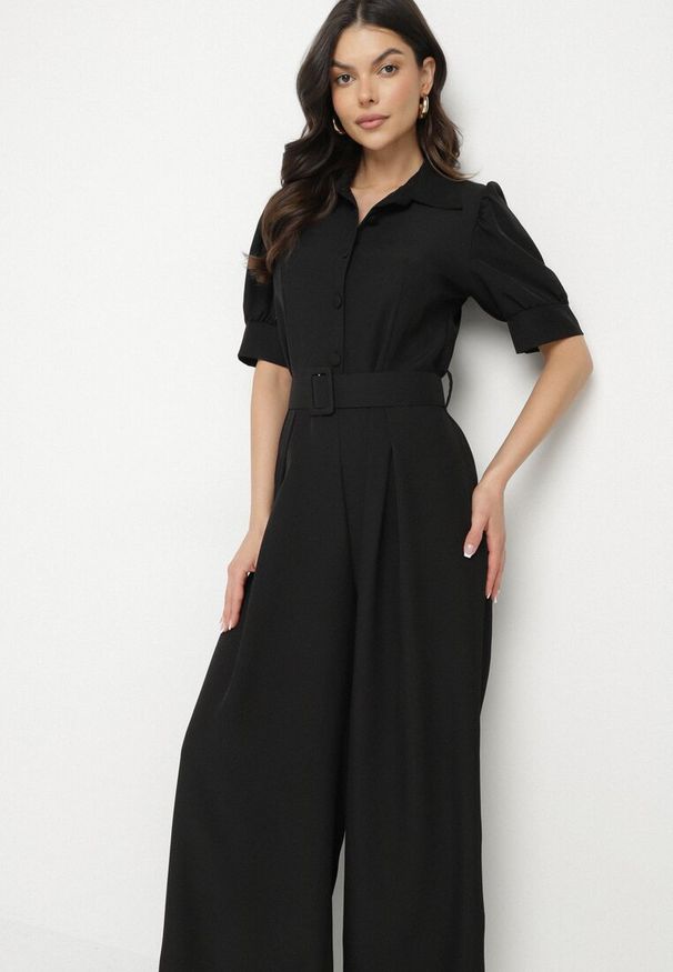 Born2be - Czarny Taliowany Kombinezon z Ozdobną Klamrą Filateia. Kolor: czarny. Styl: elegancki
