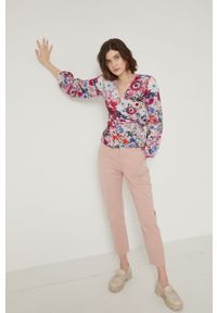 medicine - Medicine Bluzka damska kolor różowy w kwiaty. Okazja: na co dzień. Kolor: różowy. Materiał: tkanina. Długość rękawa: długi rękaw. Długość: długie. Wzór: kwiaty. Styl: casual #3