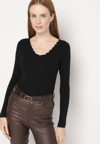 Born2be - Czarny Dopasowany Sweter z Nieregularnym Dekoltem w Serek Fenarela. Okazja: na co dzień, do pracy, na spotkanie biznesowe. Typ kołnierza: dekolt w serek. Kolor: czarny. Materiał: jeans. Styl: biznesowy, casual #4