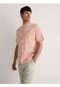 Reserved - T-shirt boxy z efektem tie dye - różowy. Kolor: różowy. Materiał: bawełna, dzianina