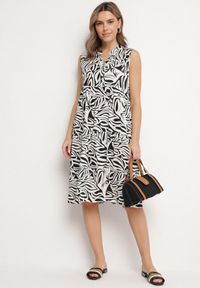 Born2be - Czarna Bawełniana Rozkloszowana Sukienka z Geometrycznym Wzorem Annivaria. Okazja: na co dzień. Typ kołnierza: dekolt w kształcie V. Kolor: czarny. Materiał: bawełna. Wzór: geometria. Typ sukienki: rozkloszowane. Styl: klasyczny, casual, elegancki #4