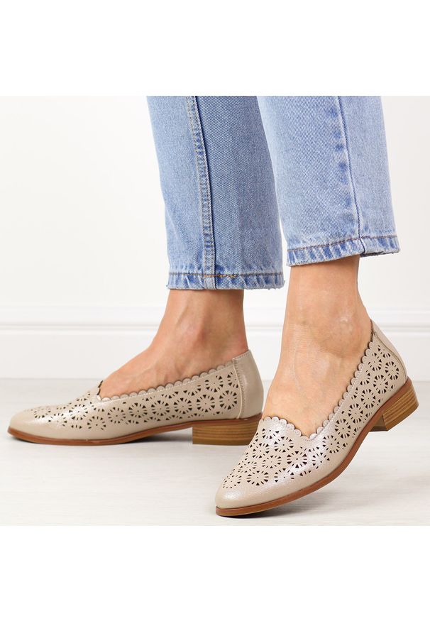 POTOCKI - Złote ażurowe półbuty damskie Potocki 12320. Nosek buta: okrągły. Kolor: złoty. Szerokość cholewki: normalna. Wzór: ażurowy. Materiał: skóra. Sezon: wiosna, lato. Obcas: na obcasie. Styl: elegancki, klasyczny. Wysokość obcasa: niski