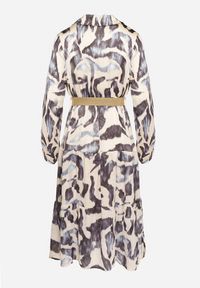 Born2be - Beżowo-Szara Kopertowa Sukienka w Abstrakcyjny Wzór z Gumką w Talii i Paskiem Zinnitaria. Okazja: na co dzień. Kolor: beżowy. Materiał: jeans. Typ sukienki: kopertowe. Styl: casual, klasyczny #5
