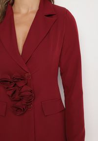 Born2be - Bordowa Sukienka Marynarka z Kwiatami 3D i Usztywnioną Linią Ramion Nelailis. Okazja: na co dzień. Kolor: czerwony. Wzór: kwiaty. Typ sukienki: proste. Styl: glamour, casual, elegancki #5