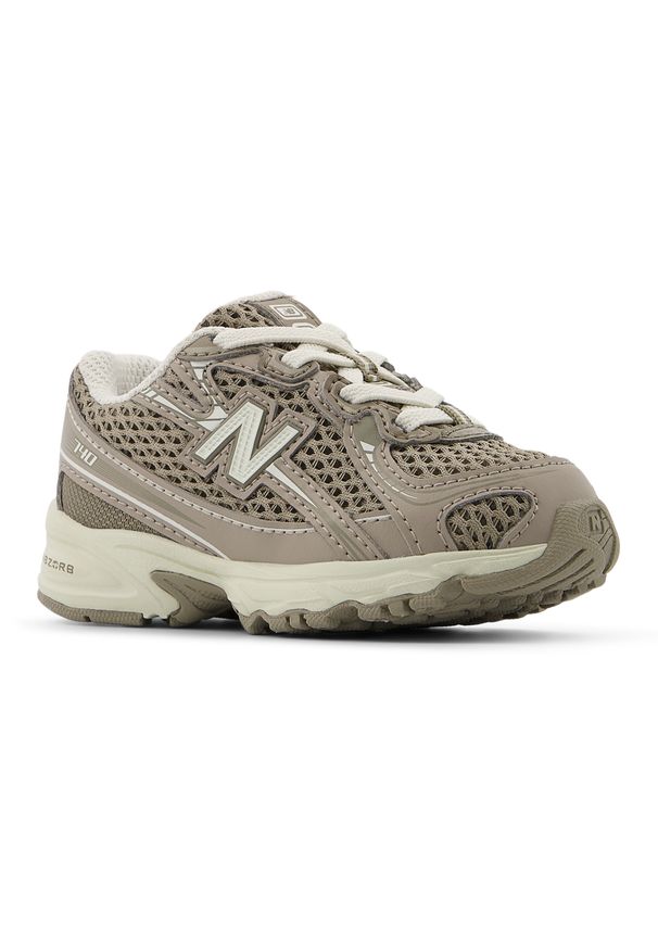 Buty niemowlęce New Balance IZ740SA – brązowe. Kolor: brązowy. Materiał: syntetyk, materiał. Szerokość cholewki: normalna. Sezon: lato