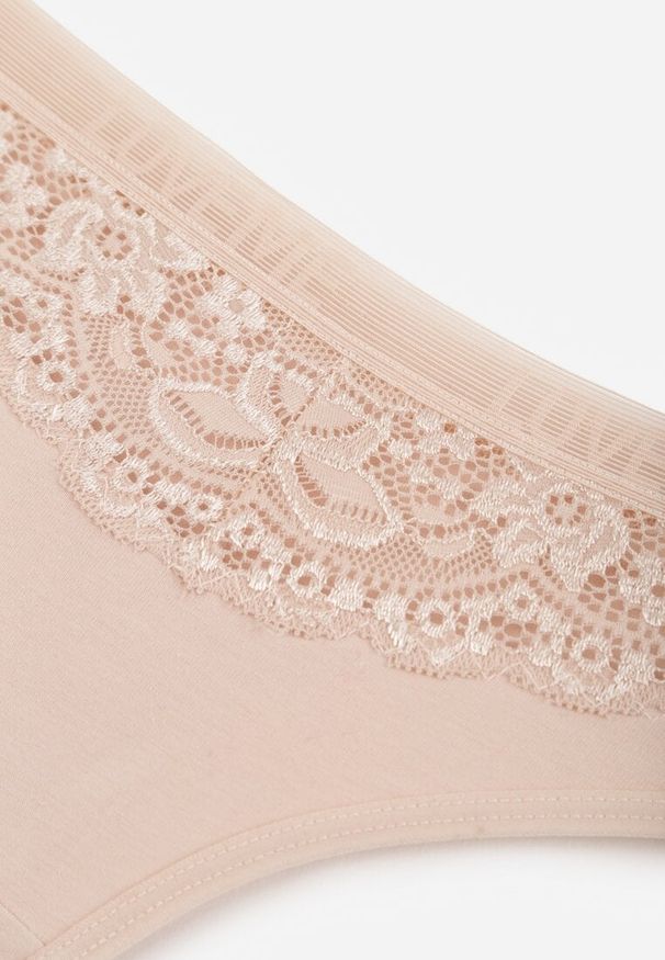 Renee - Beżowe Majtki Typu Stringi z Bawełną i Koronką Zeliche. Kolor: beżowy. Materiał: bawełna, koronka. Wzór: koronka