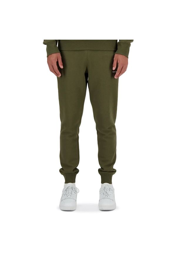Spodnie dresowe New Balance MP03904DMO - zielone. Kolor: zielony. Materiał: dresówka. Wzór: aplikacja