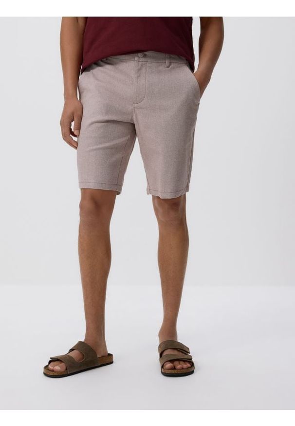 Reserved - Szorty carrot fit - mahoniowy. Kolor: brązowy. Materiał: bawełna, tkanina