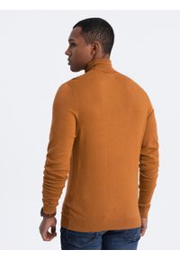 Ombre Clothing - Dzianinowy męski jednokolorowy golf z wiskozą – camel V8 OM-SWTN-0101 - XXL. Okazja: na co dzień. Typ kołnierza: golf. Materiał: dzianina, wiskoza. Wzór: aplikacja, gładki, jednolity. Styl: klasyczny, casual #6