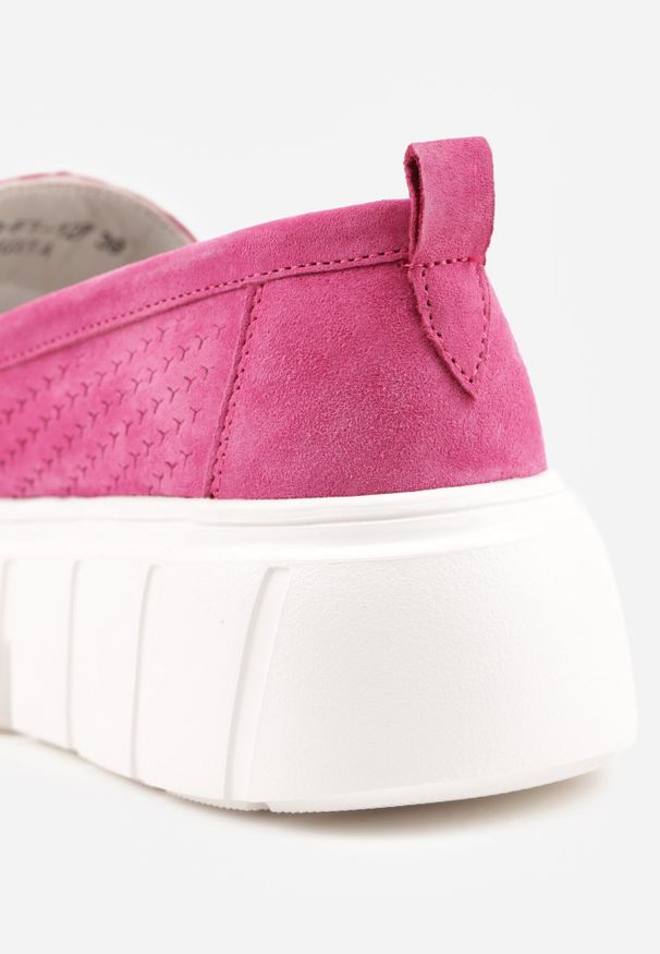 Born2be - Fuksjowe Skórzane Mokasyny na Grubej Podeszwie Zdobione Perforacją i Łańcuszkiem Ariuk. Okazja: do pracy, na co dzień. Kolor: różowy. Materiał: skóra. Wzór: aplikacja. Styl: elegancki, casual