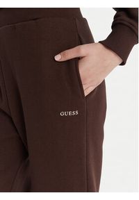 Guess Spodnie dresowe V6RB15 K9V31 Brązowy Regular Fit. Kolor: brązowy. Materiał: bawełna #4