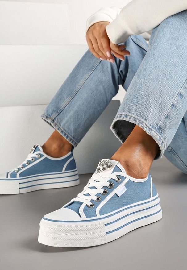 Born2be - Niebieskie Trampki na Grubej Podeszwie z Aplikacją z Cyrkoniami Galtewin. Okazja: na co dzień. Kolor: niebieski. Materiał: jeans. Wzór: aplikacja. Sezon: lato, wiosna. Obcas: na obcasie. Styl: elegancki, casual. Wysokość obcasa: niski