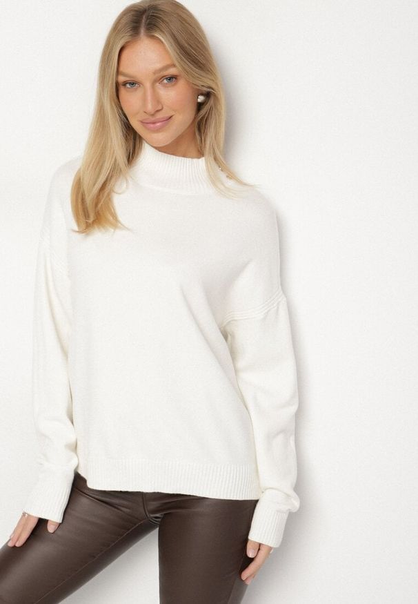 Born2be - Biały Golf z Metalicznymi Guzikami Aderlia. Okazja: na co dzień, do pracy, na spotkanie biznesowe. Typ kołnierza: golf. Kolor: biały. Materiał: jeans. Styl: casual, elegancki, biznesowy, klasyczny