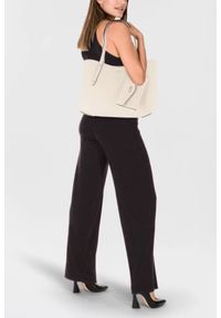 Guess - GUESS Beżowa shopperka damska 3 w 1 Brenton. Kolor: beżowy. Styl: elegancki, casual #3