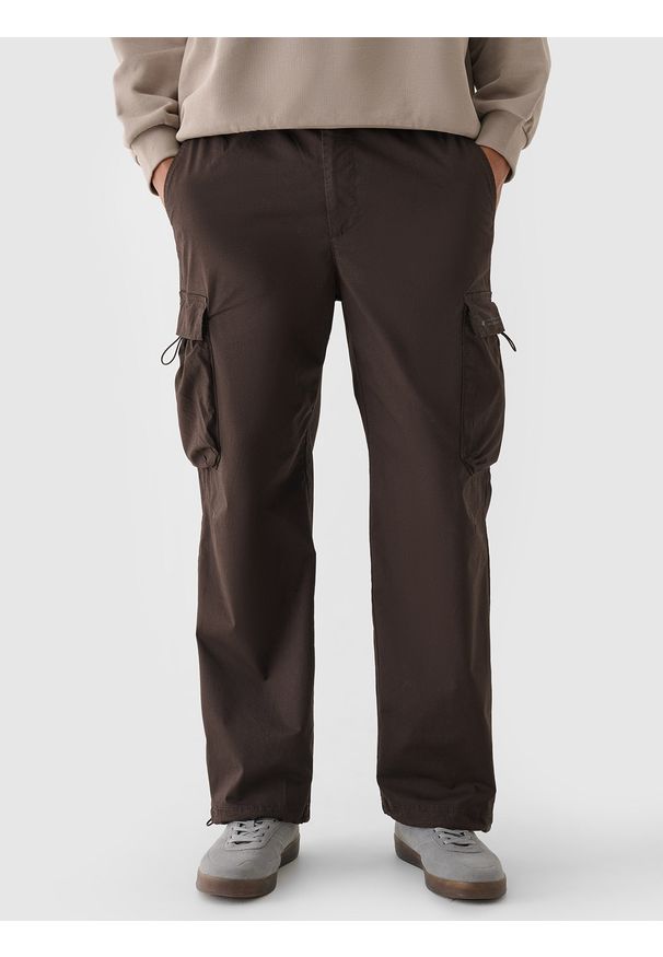 4f - 4F Spodnie casual parachute cargo męskie - brązowe L. Okazja: na co dzień. Kolor: brązowy. Materiał: bawełna, tkanina, materiał. Styl: casual